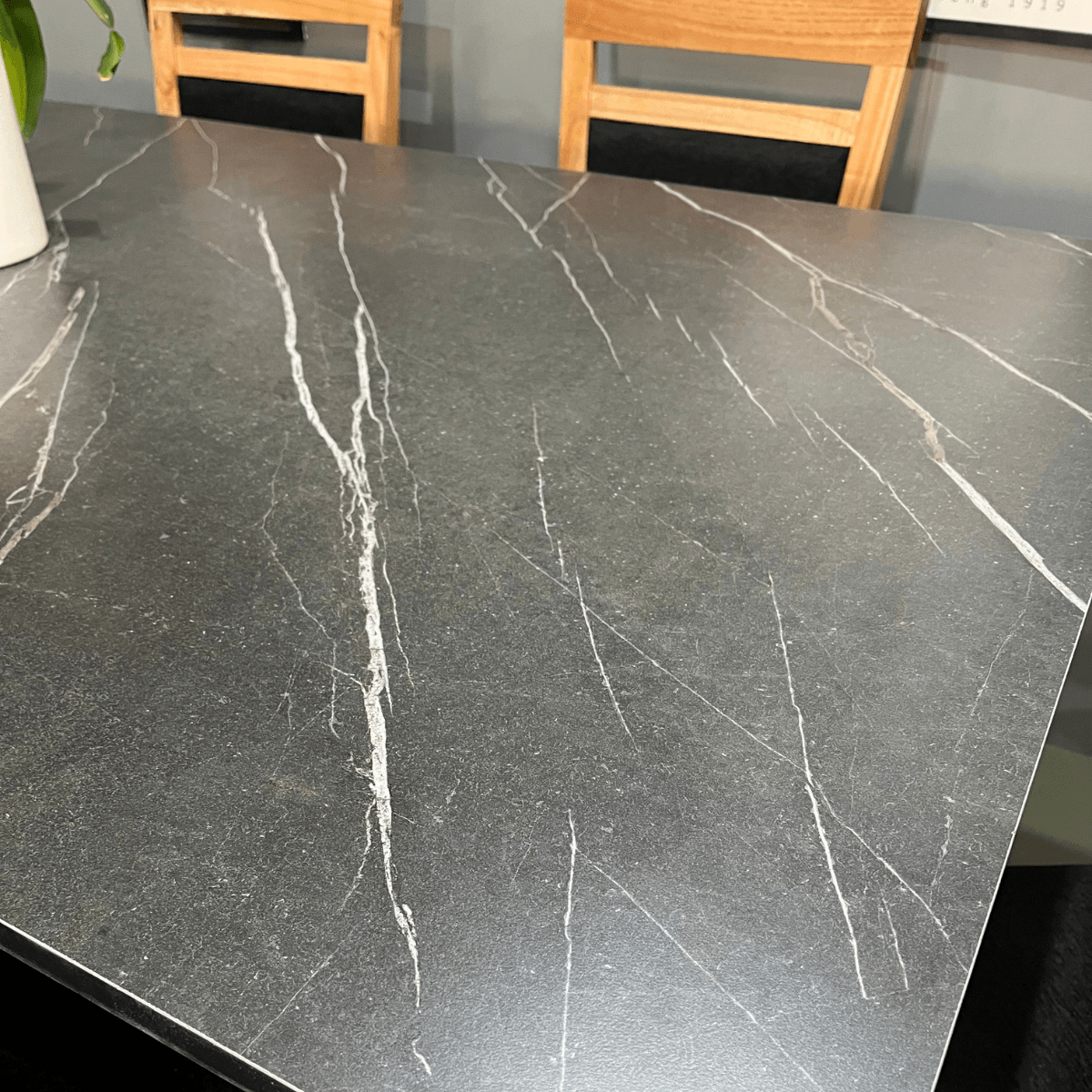 Combo Mesa de Melamina Simil Mármol con 6 Sillas Paraiso